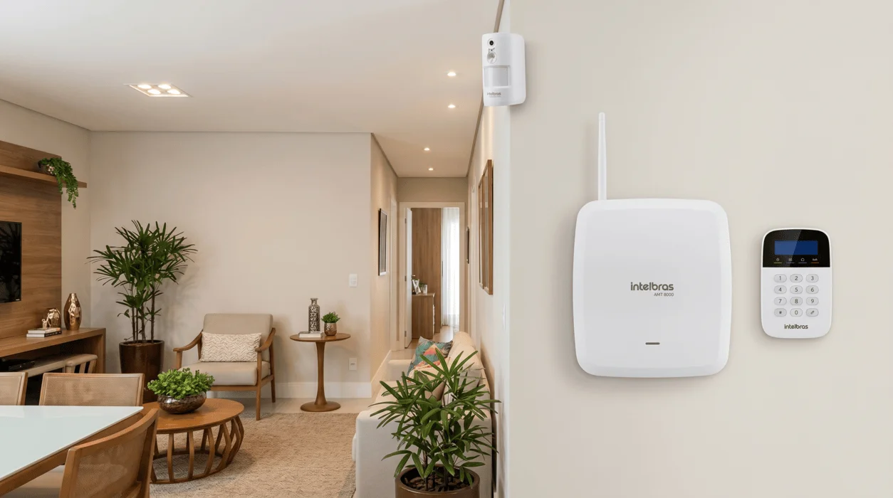 Central de alarma Intelbras AMT 8000 con teclado y sensor en una vivienda