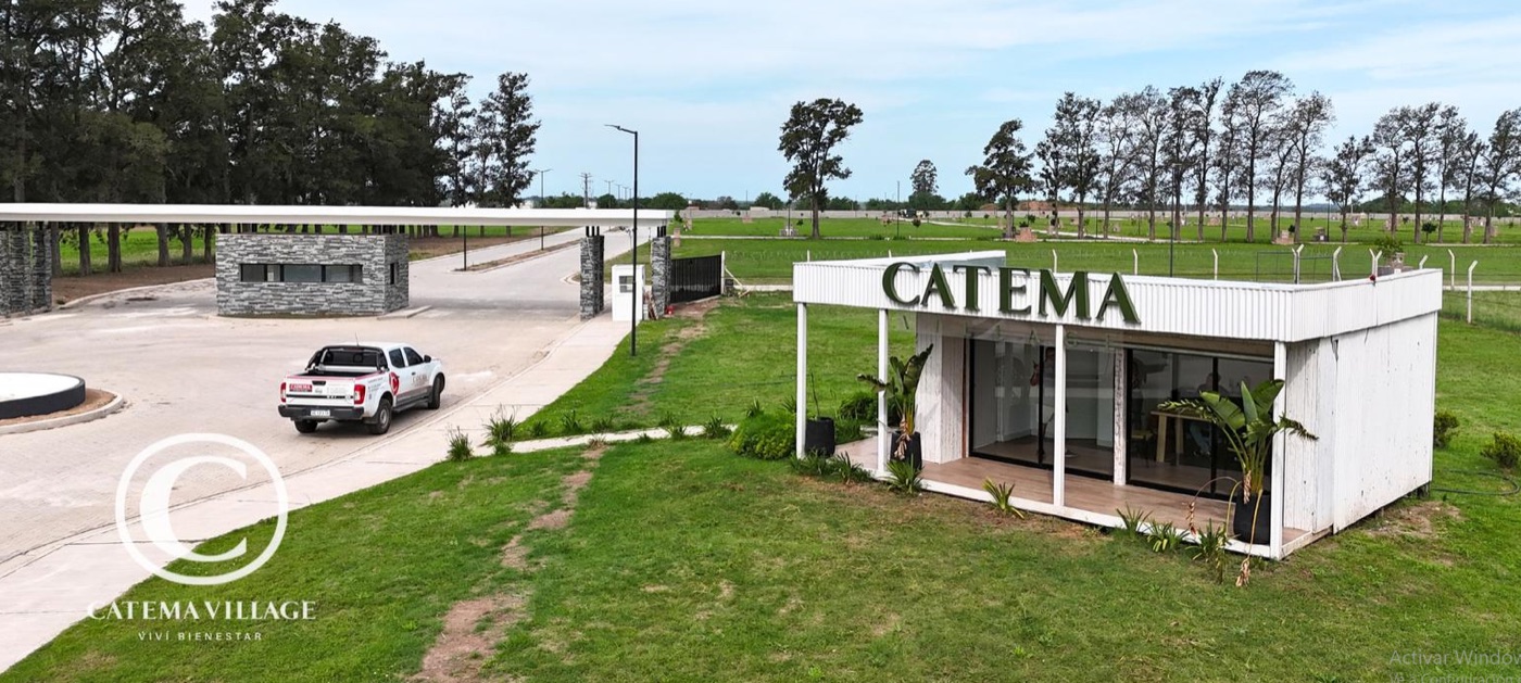 Vista aérea del acceso a un barrio cerrado con perímetro montado