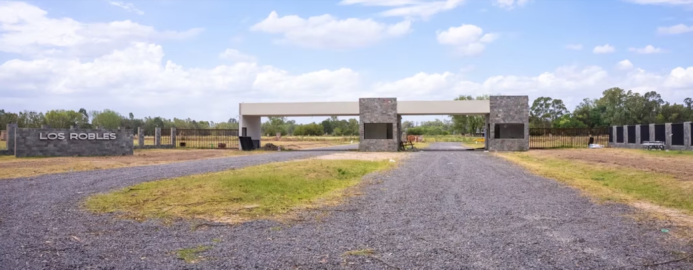 Pórtico autoportante en el acceso a un barrio cerrado