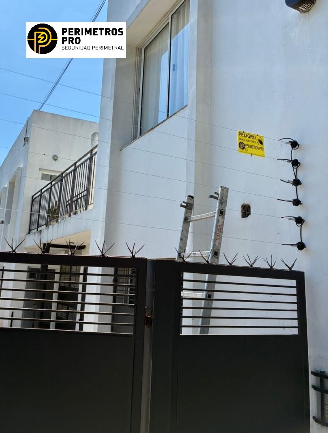 Cerco eléctrico sobre portón y muro de una vivienda moderna