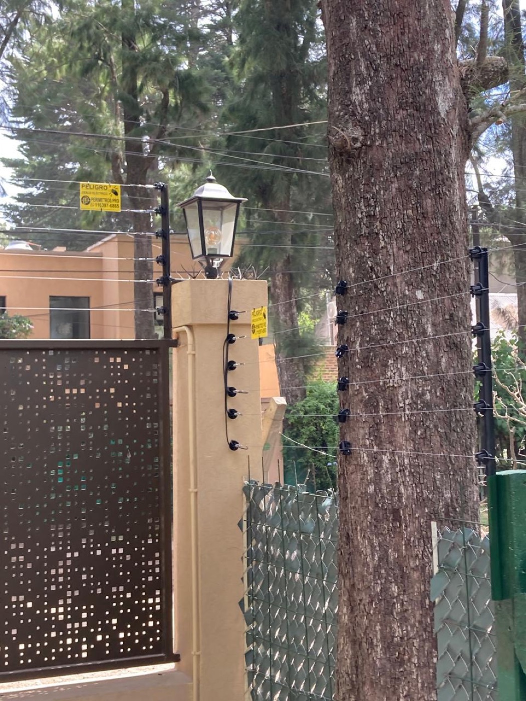 Cerco eléctrico sobre portón de acceso a vivienda