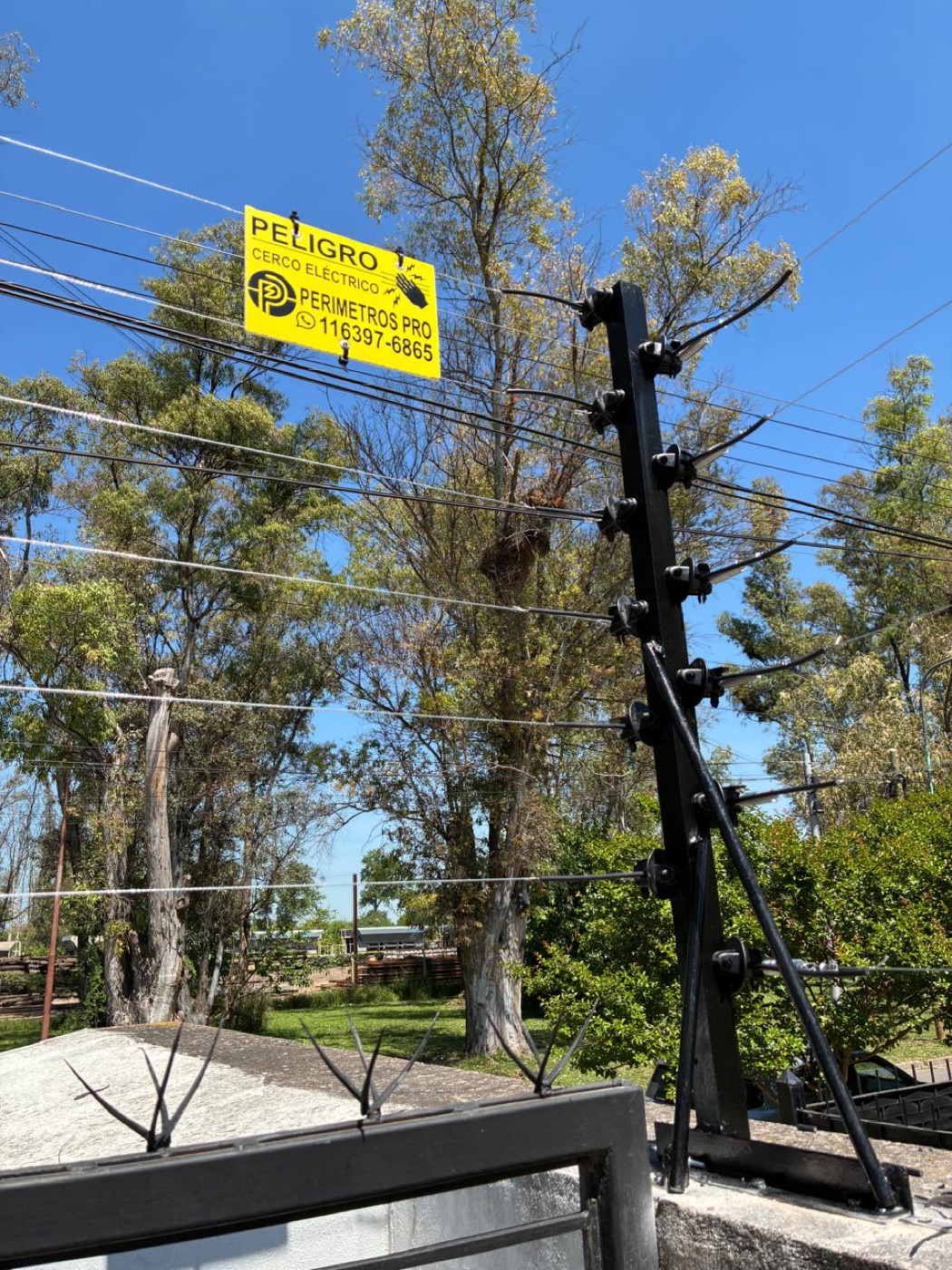 Cerco eléctrico autoportante montado por Perímetros Pro, con cartel de peligro