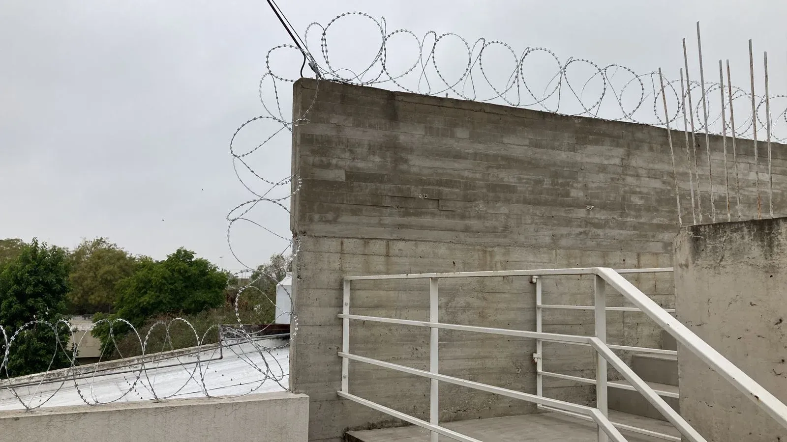 Concertina sobre el muro de una terraza en obra