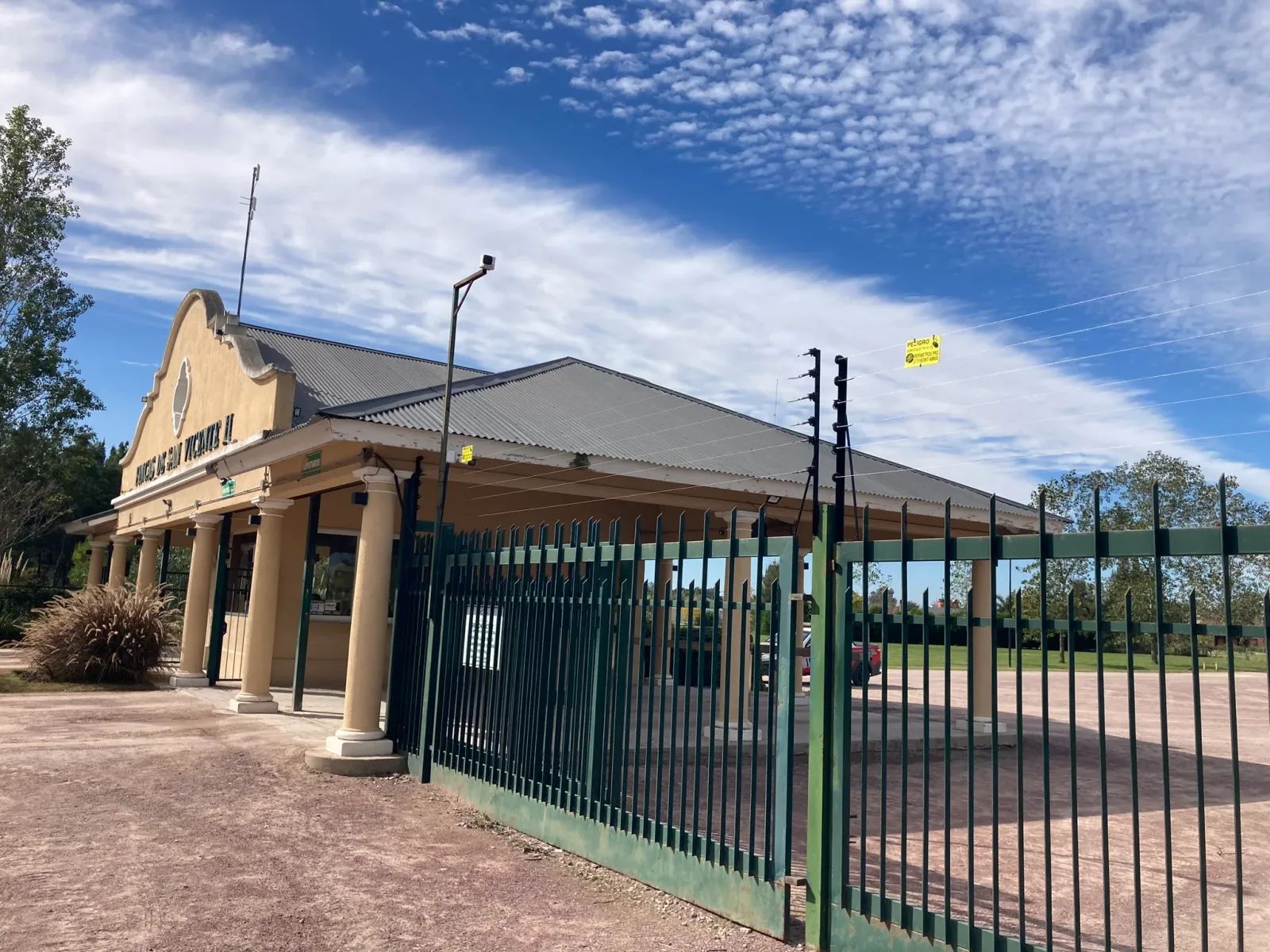 Acceso al barrio Parcelas de San Vicente II con cerco eléctrico sobre el portón