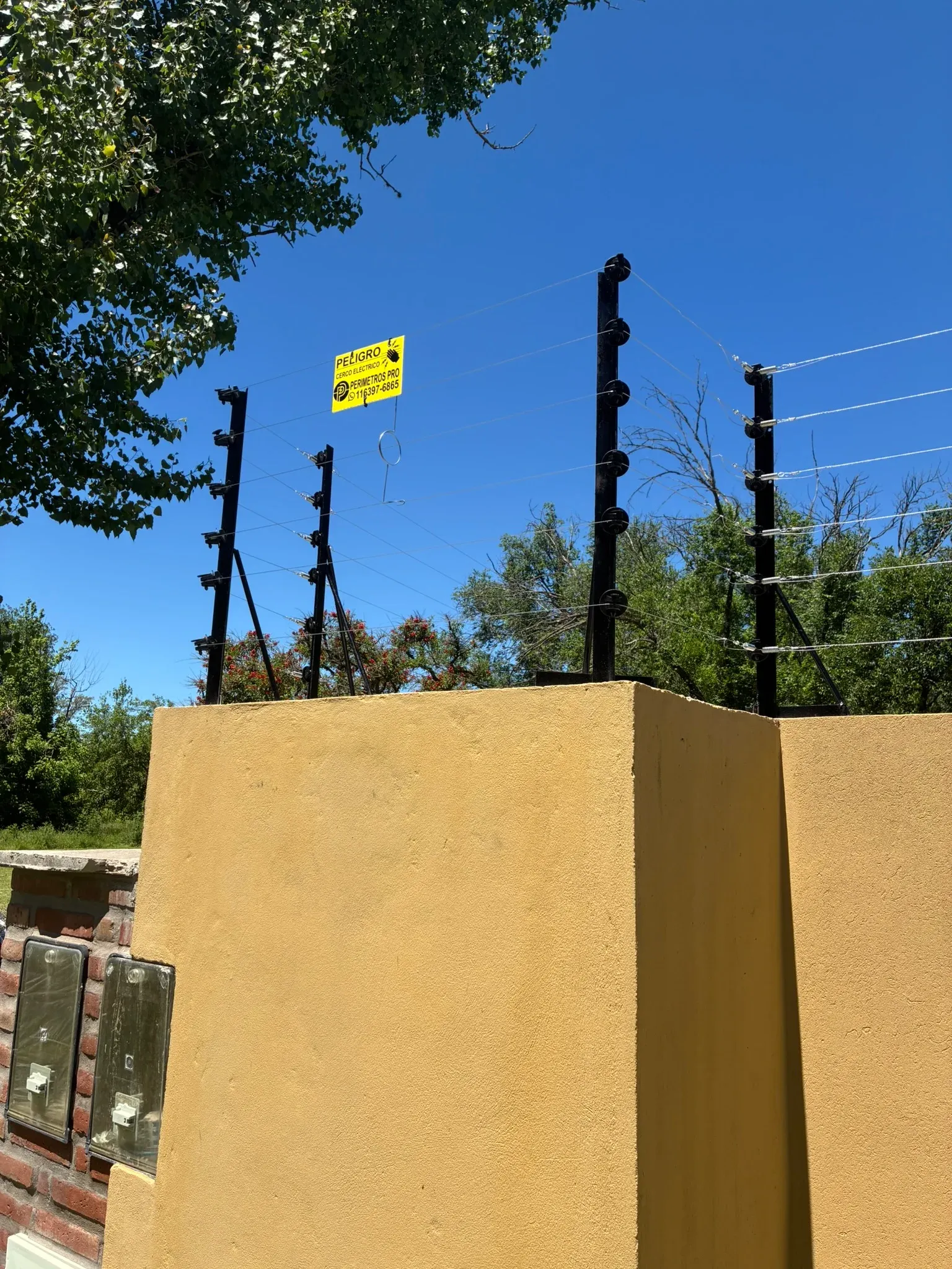 Cerco eléctrico autoportante sobre muro perimetral de una vivienda