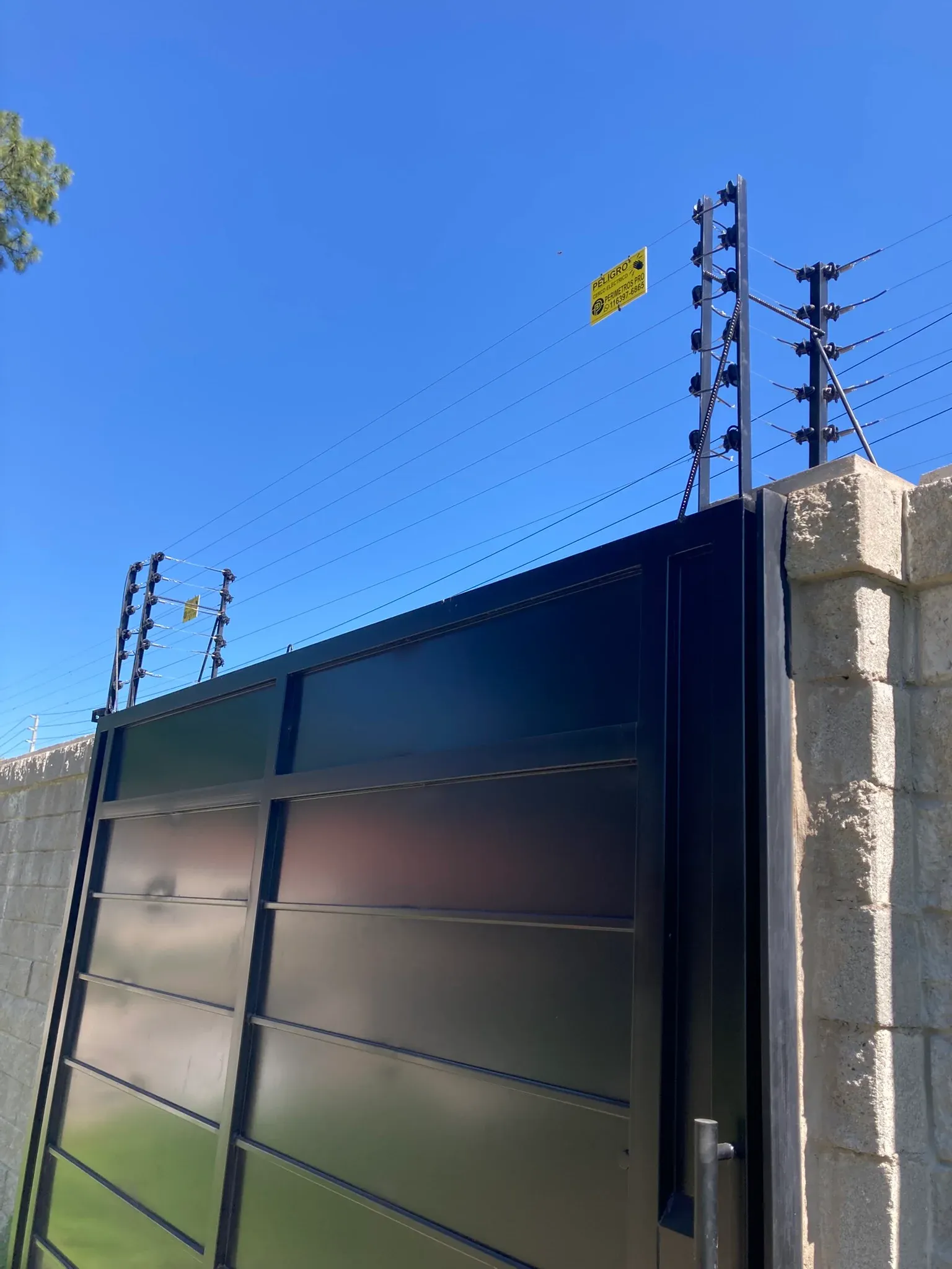 Cerco eléctrico autoportante sobre portón de acceso a una vivienda