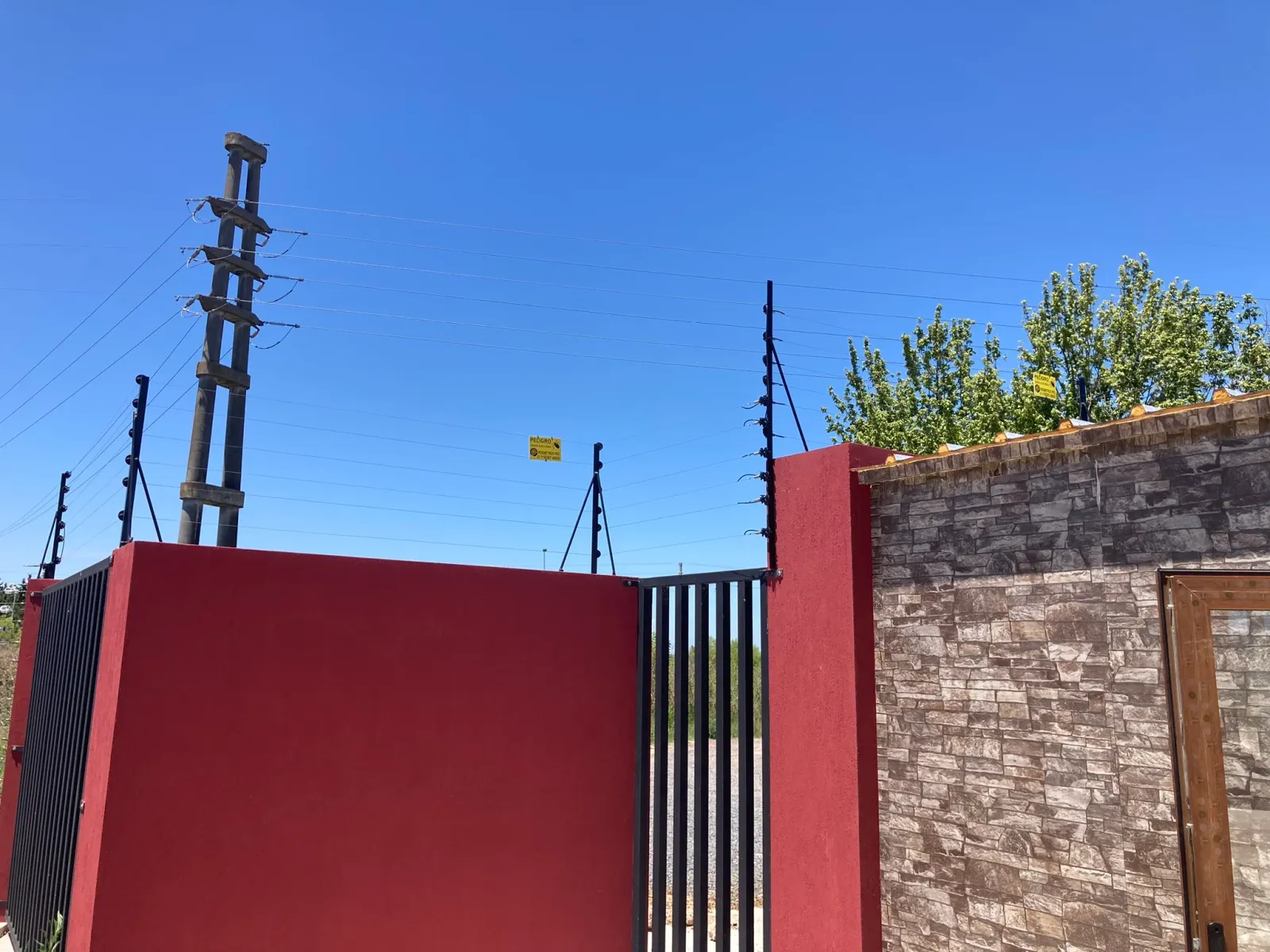 Cerco eléctrico sobre olímpico en el perímetro de un predio industrial