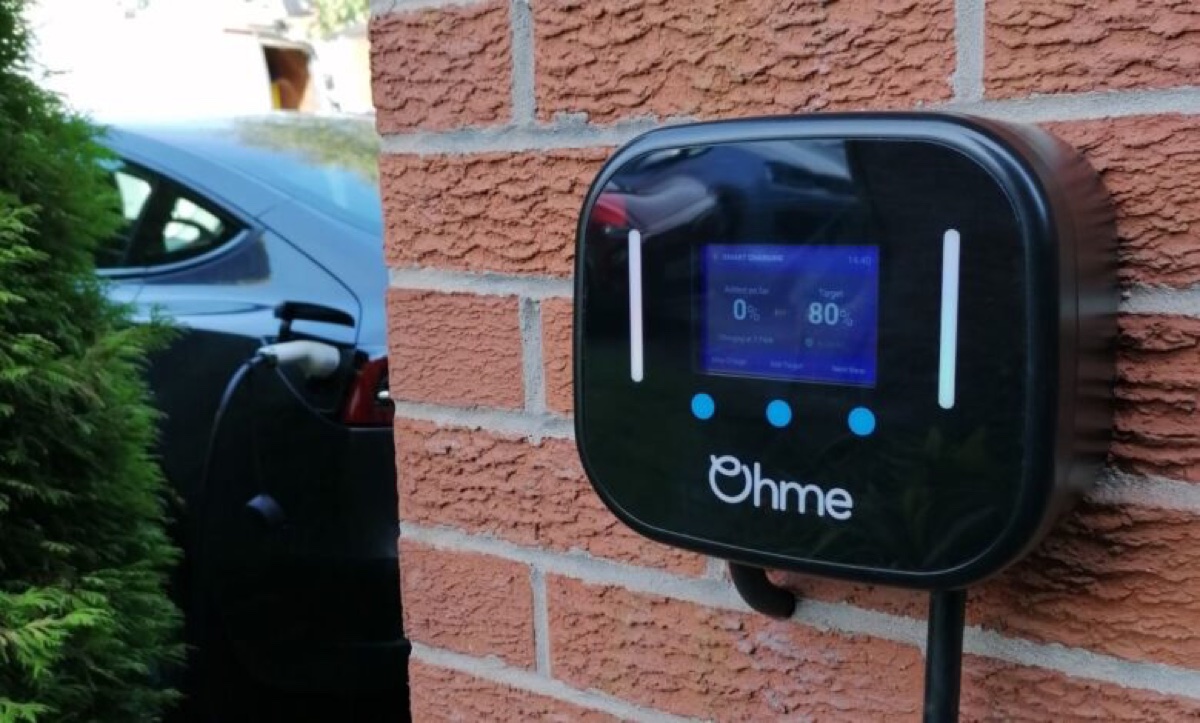 Cargador Ohme montado en la pared, auto eléctrico cargando en la casa