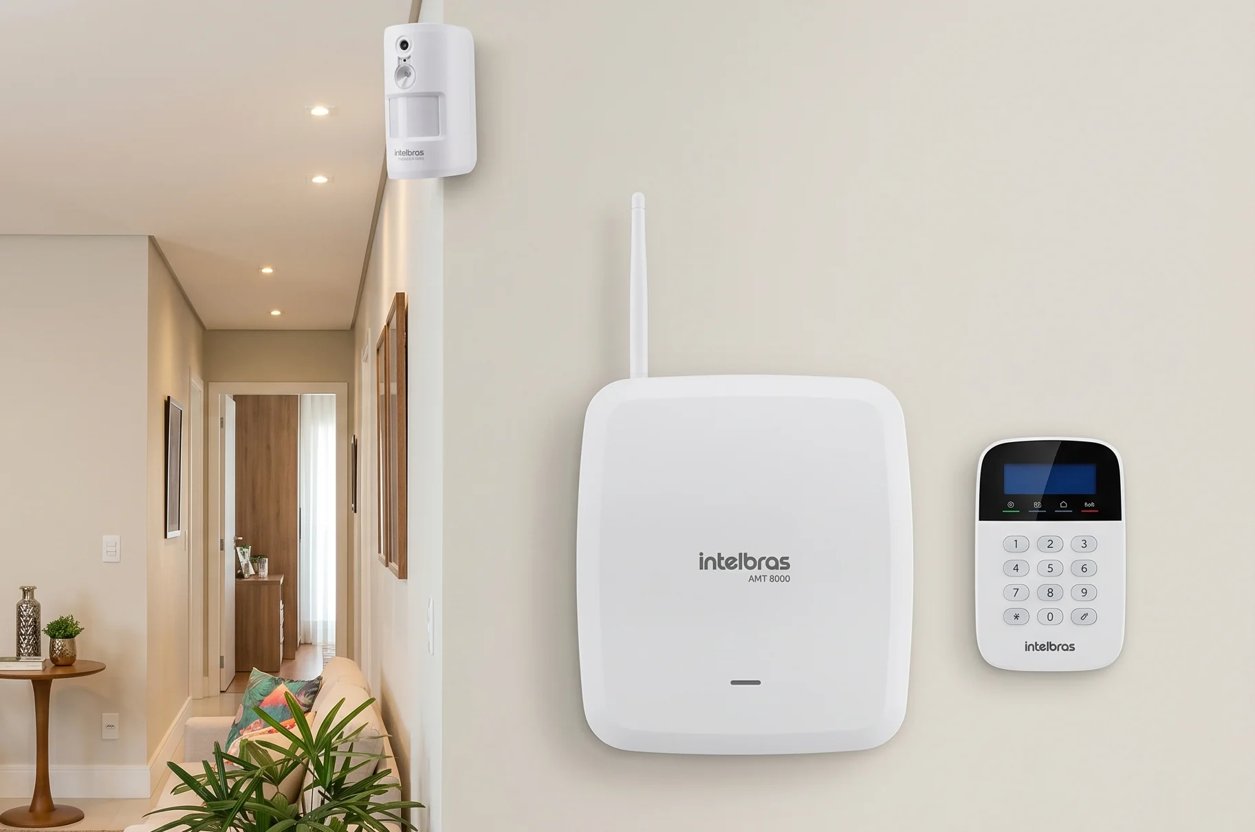 Central de alarma Intelbras AMT 8000 con teclado y sensor en una vivienda